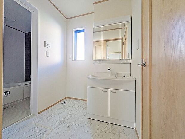 ゆとりの洗面スペースで、朝の身支度もスムーズに。 