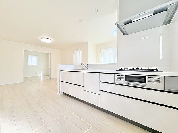 リビングで遊ぶお子様を見守りながらお料理ができる、対面キッチン。