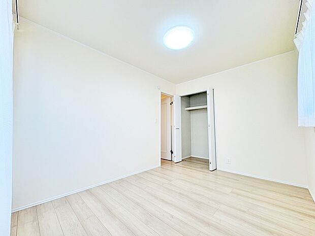 新築の木の匂いのする室内。写真では伝わらないので、ぜひ現地でお確かめください。