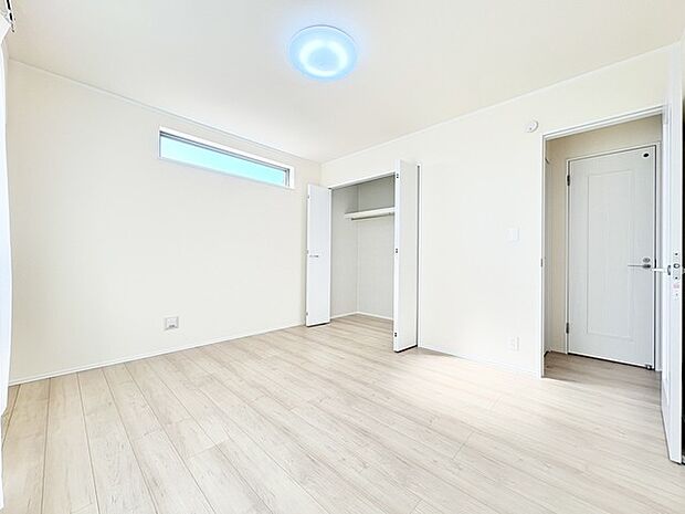 たっぷりの陽光と、心地よい風が舞い込みます。