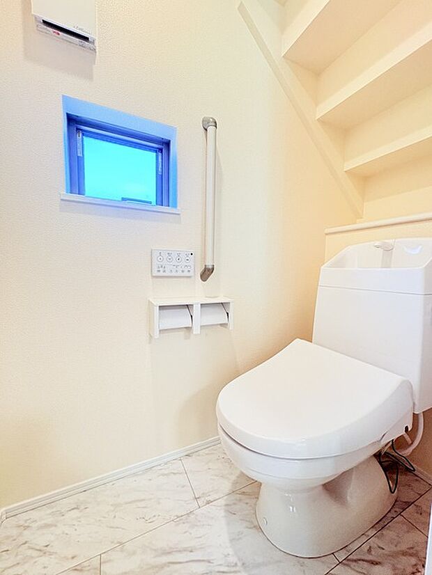 もちろんウォシュレット機能付き。憩いの場としてひそかに注目度の高いお手洗いにもご注目ください。