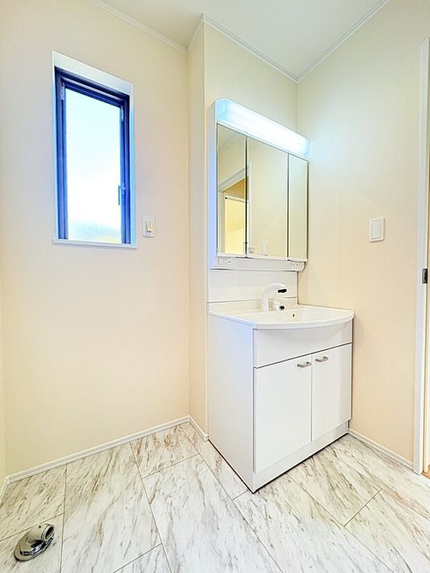 お出かけ前の身だしなみに一歩差がつく三面鏡。