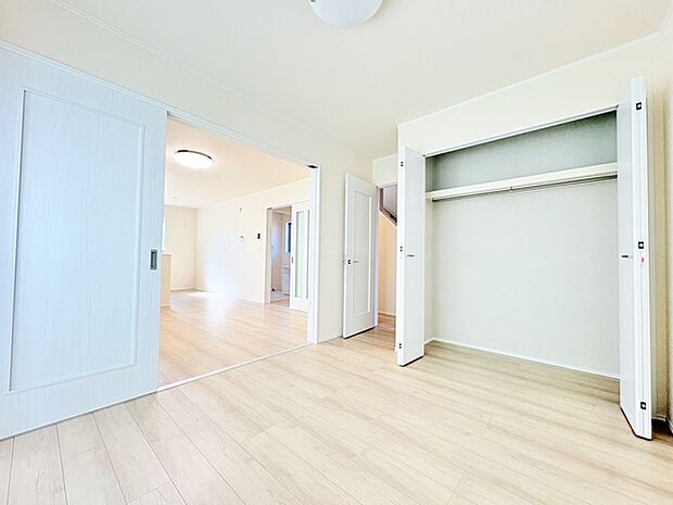 室内空間は明るい色合いで統一しています。