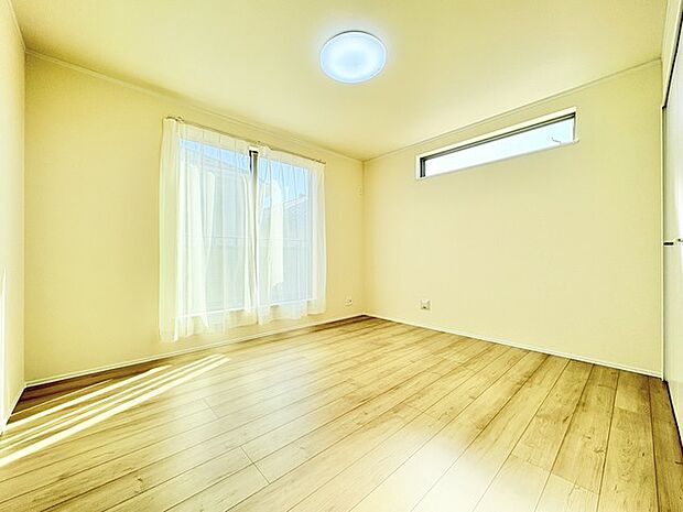 さすがの南向き角部屋の日当たりです。窓を開けると風通しも良好。