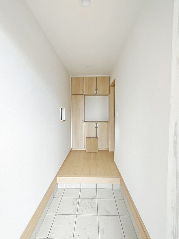 玄関を開けたらシューズボックス、使いやすい配置です。