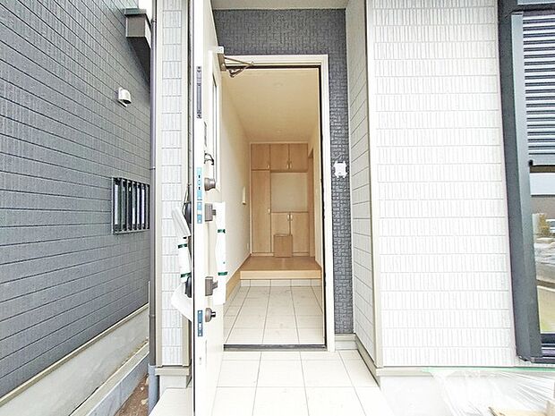 重厚な雰囲気を演出する玄関ドア。ゴシックな色合いが物件の表情を引き締めます。