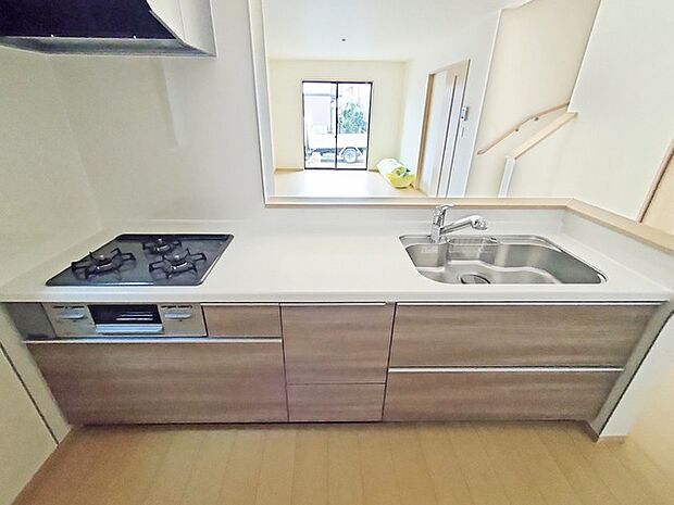 カウンターからはリビングが広く見渡せ、ご家族とのコミュニケーションも弾みます。