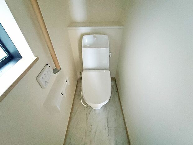 もちろんウォシュレット機能付き。憩いの場としてひそかに注目度の高いお手洗いにもご注目ください。