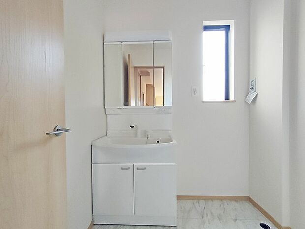 三面鏡にハンドシャワー付き、 使いやすい洗面台。