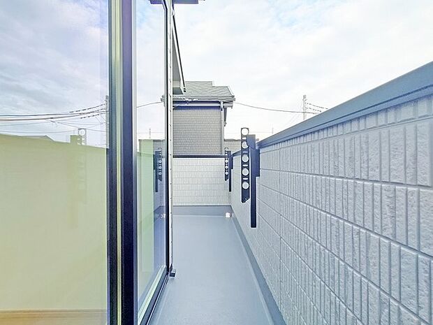 らくらくお洗濯を助ける広いバルコニー。
