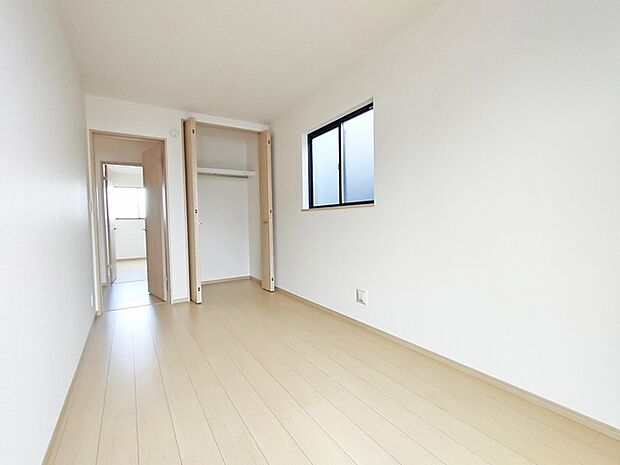 大きな窓から明るい日差しが差し込みます