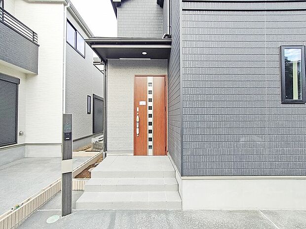 新築の玄関扉。きっと今のお家より重厚感が違います。