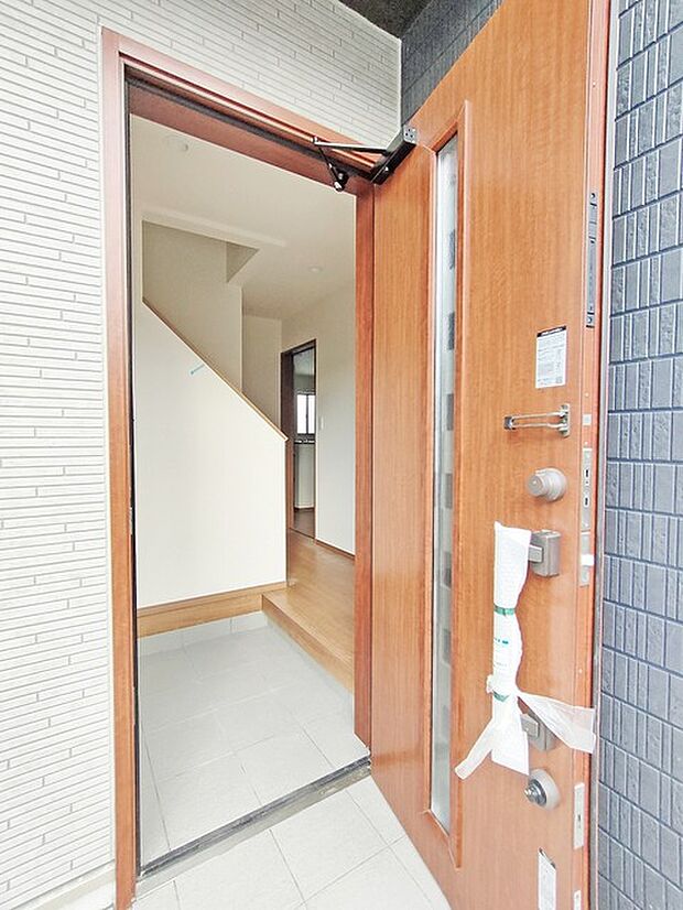 この扉を開けると、新築の木の匂いが待ってます。