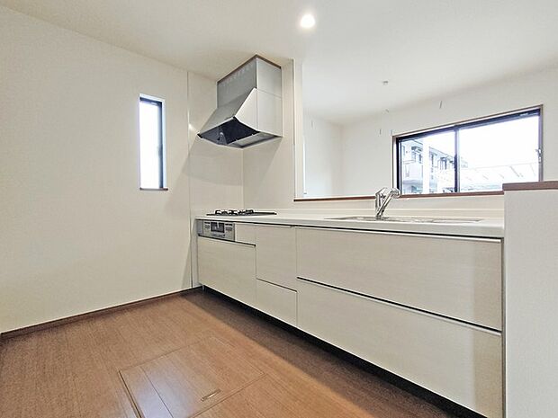 対面タイプなら、キッチン内にいながらご家族やお客様との会話が楽しめます。 