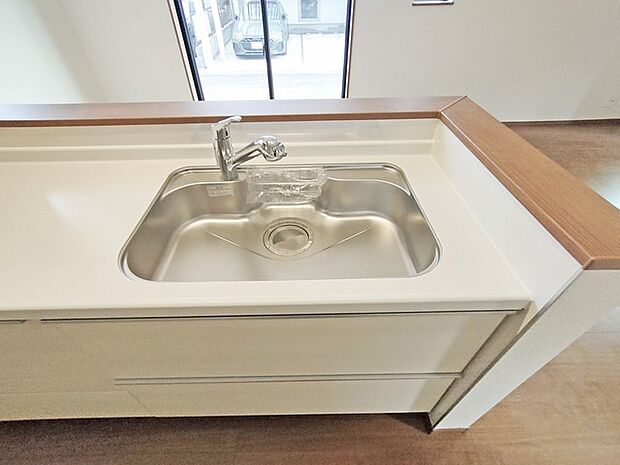 金物の反射がまぶしい新品のシンク。快適なお料理空間を演出します。  ステンレスのピカピカのシンク。洗い物がしやすい深いタイプですので、片付けもきっとはかどります。 