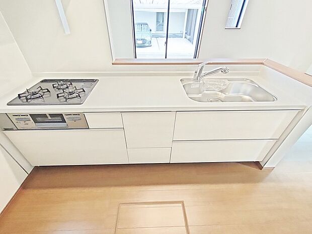 リビングで遊ぶお子様を見守りながらお料理ができる、対面キッチン。 