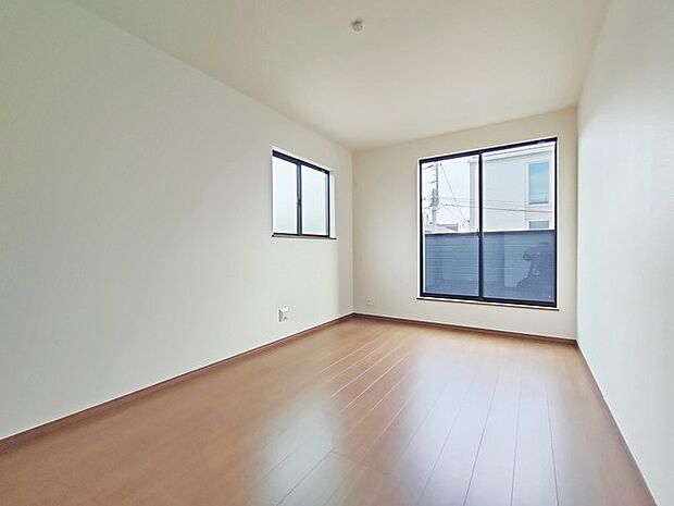 たっぷりの陽光と、心地よい風が舞い込みます。 