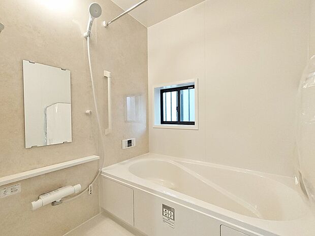 広々1坪タイプのゆったり浴室ユニット。防カビ・抗菌素材なのもうれしい。 