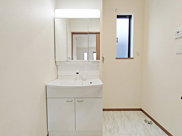 三面鏡にハンドシャワー付き、 使いやすい洗面台。