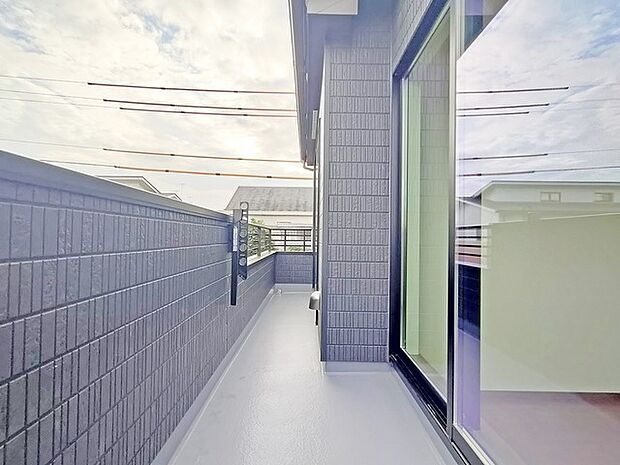 らくらくお洗濯を助ける広いバルコニー。