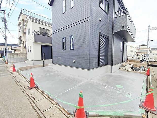 駐車場は2台まで駐車可能。マイカーの車幅もお確かめください。