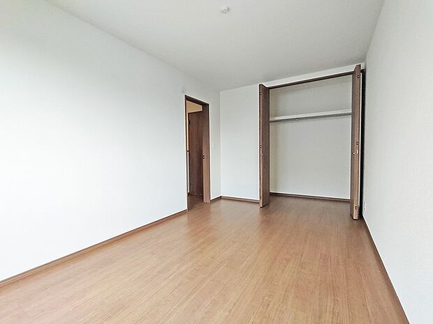 大きな窓から明るい日差しが差し込みます