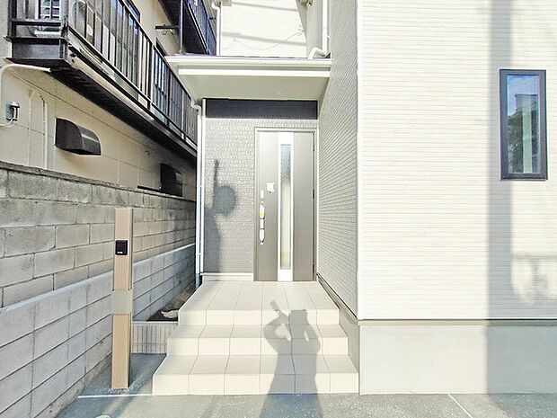 重厚な雰囲気を演出する玄関ドア。ゴシックな色合いが物件の表情を引き締めます。