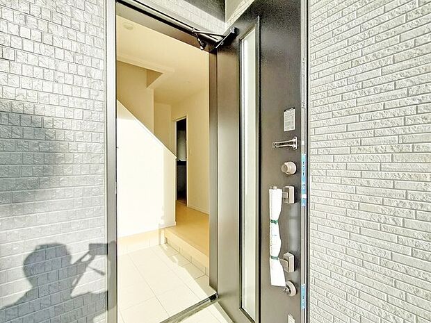 この扉を開けると、新築の木の匂いが待ってます。