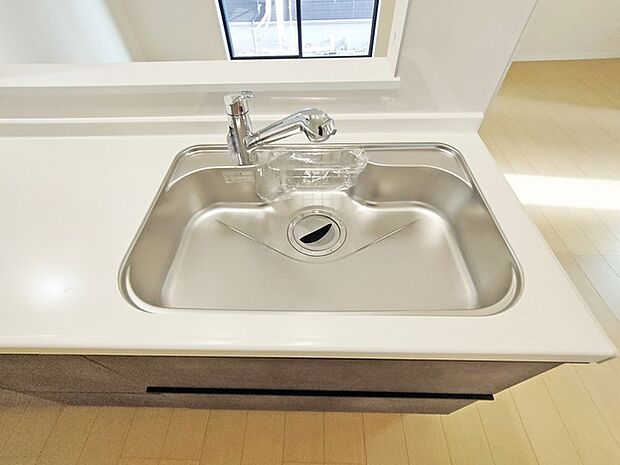 金物の反射がまぶしい新品のシンク。快適なお料理空間を演出します。