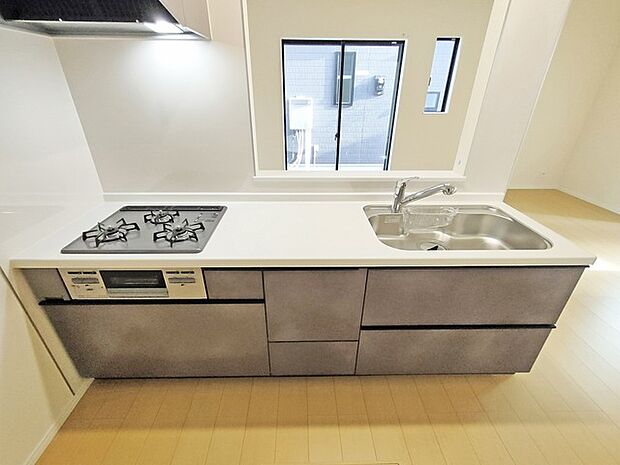 料理をしながらでも、ご家族との会話を楽しめる対面キッチン。