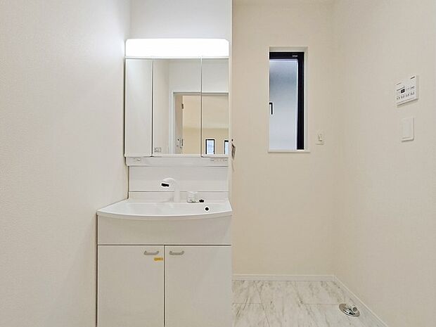 お出かけ前の身だしなみに一歩差がつく三面鏡。