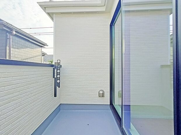 南側に面したワイドな幅のバルコニー、カラッと洗濯物が乾きそう。