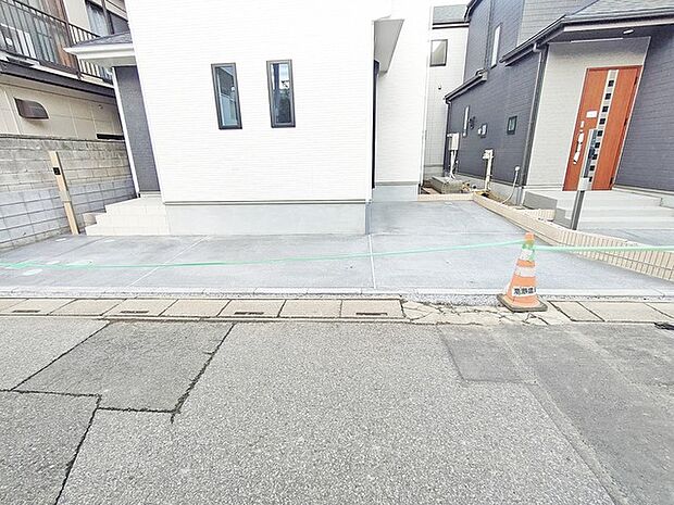 セカンドカーにも便利、駐車2台可の敷地。