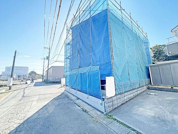 幹線道路から1本入った現地は、想像以上に静かに感じられます。