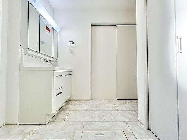 洗面室にはうれしいリネン収納があります。