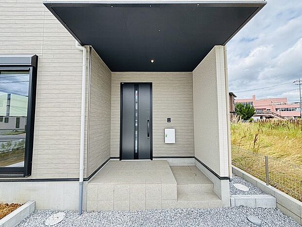 ポーチのついた新築分譲物件。玄関の印象はいかがでしょうか?入口からご覧ください。