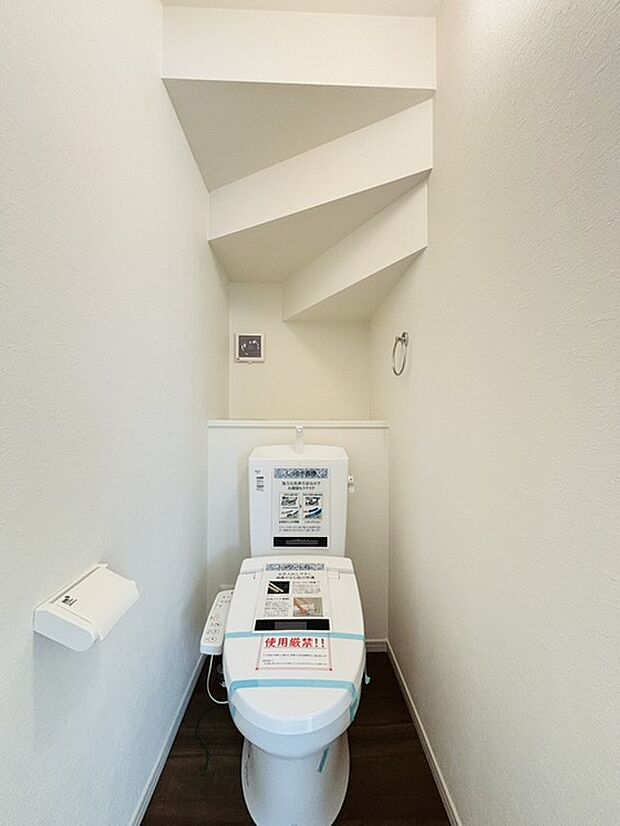 もちろんウォシュレット機能付き。憩いの場としてひそかに注目度の高いお手洗いにもご注目ください。