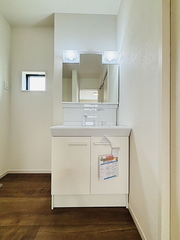収納力と機能性に優れた、お手入れラクラク洗面化粧台。