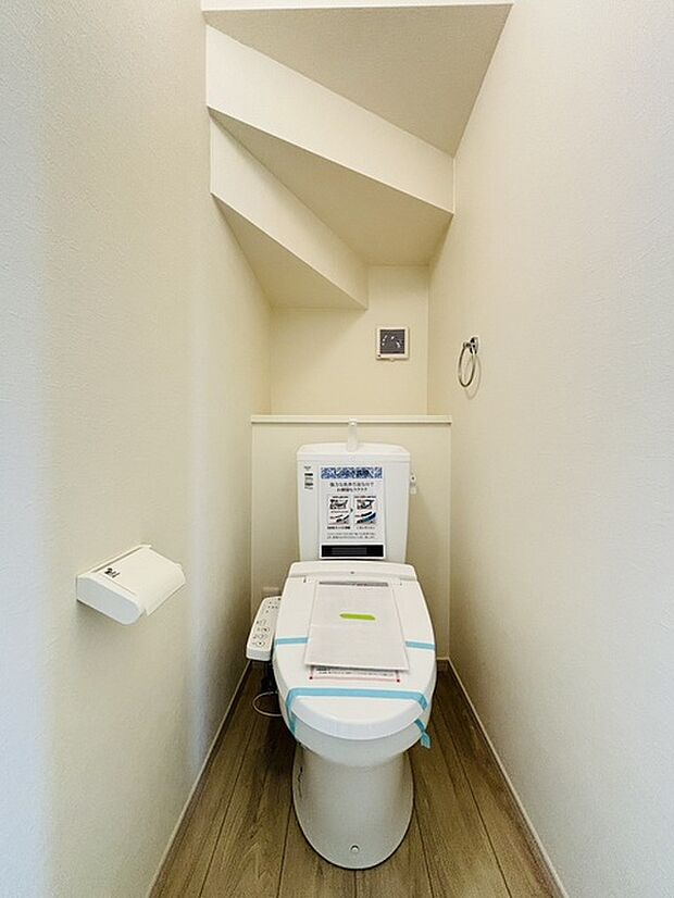 もちろんウォシュレット機能付き。憩いの場としてひそかに注目度の高いお手洗いにもご注目ください。