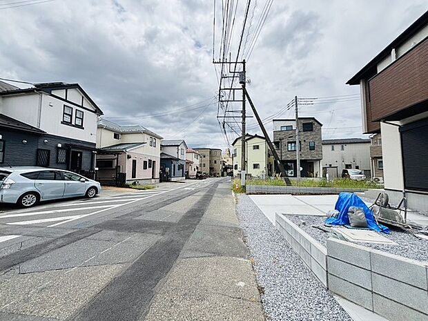 駐車が苦手な方にも嬉しい、前面6ｍ道路に面した住まい。 
