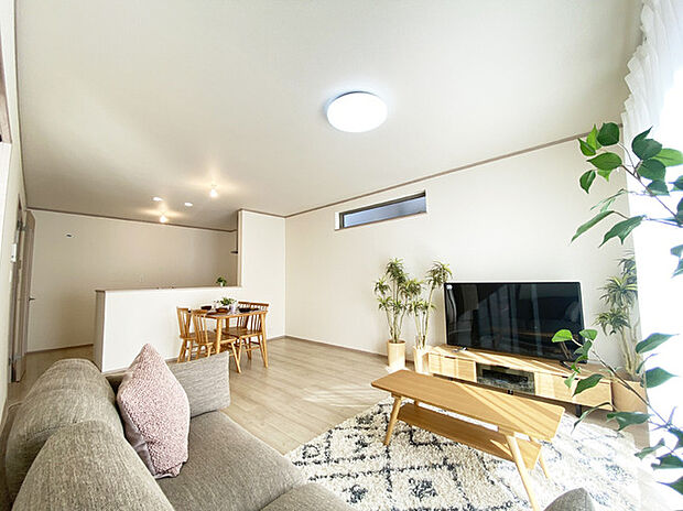 ご家族みんながゆったりくつろげる広々リビング。 