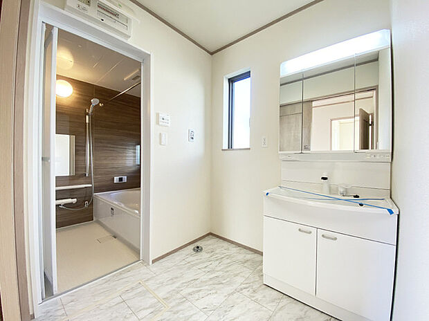 お出かけ前の身だしなみに一歩差がつく三面鏡。 