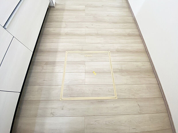 床下収納や食品庫に利用可能。まとめ買い派にうれしい床下収納。 