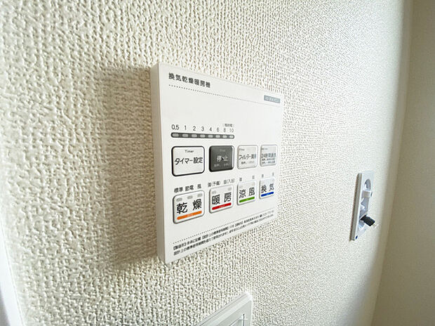 空気もこもらず、いつもクリーンな浴室乾燥機付。 