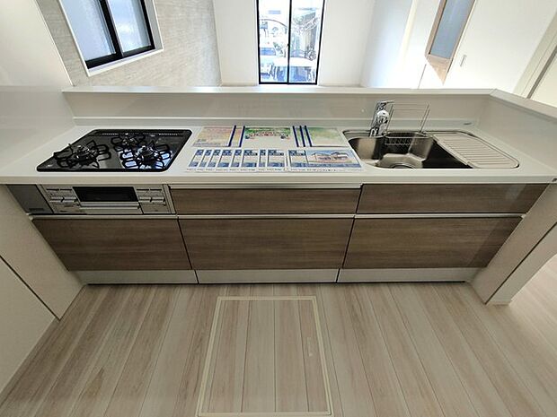 リビングで遊ぶお子様を見守りながらお料理ができる、対面キッチン。