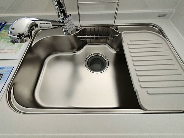 キッチンにも清潔感を追求。白亜の台所でお料理を存分に楽しんでください。