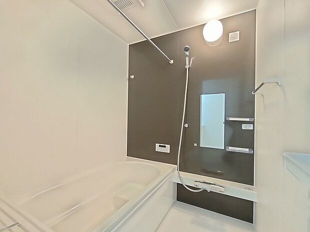 広々1坪タイプのゆったり浴室ユニット。防カビ・抗菌素材なのもうれしい。