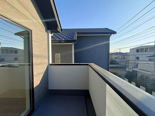 南側に面したワイドな幅のバルコニー、カラッと洗濯物が乾きそう。