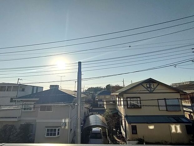 前面の住まいとの距離感があるから、圧迫感を感じません。