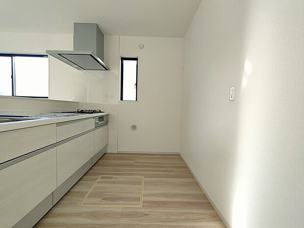 対面タイプなら、キッチン内にいながらご家族やお客様との会話が楽しめます。 